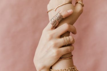 How To Mix Gold And Silver Accessories Without Clashing: Mix Gold and Silver Accessories Without Clashing: The 60/40 Rule