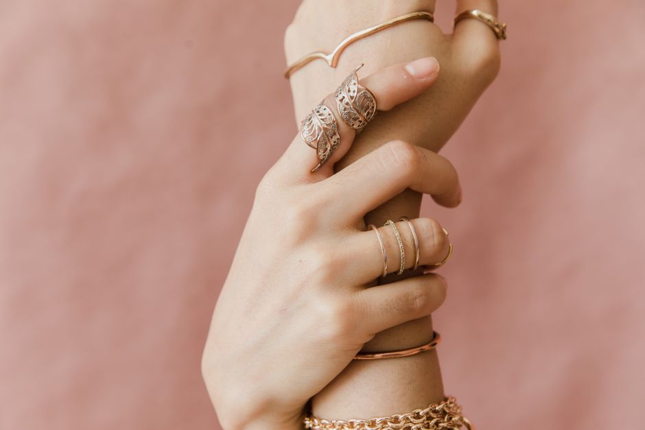 How To Mix Gold And Silver Accessories Without Clashing: Mix Gold and Silver Accessories Without Clashing: The 60/40 Rule