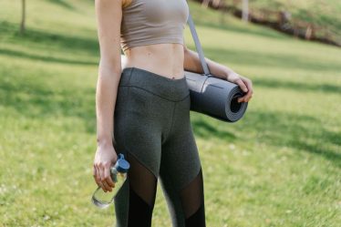 Yoga Pants Outfit Casual: How to Style Yoga Pants for a Casual Everyday Outfit